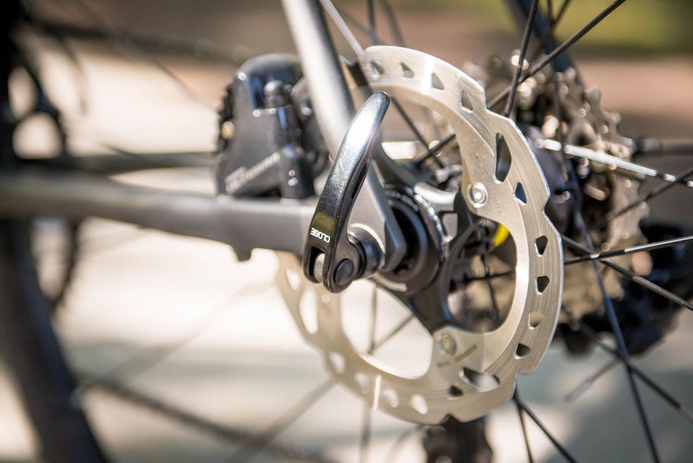 BEST FØR, MEN IKKE FARLIG ETTER Standard 9 mm hurtigkoblinger hører fortiden til på sykler med skivebremser. Cannondale må henge med i tiden. BEST FØR, MEN IKKE FARLIG ETTER Standard 9 mm hurtigkoblinger hører fortiden til på sykler med skivebremser. Cannondale må henge med i tiden.