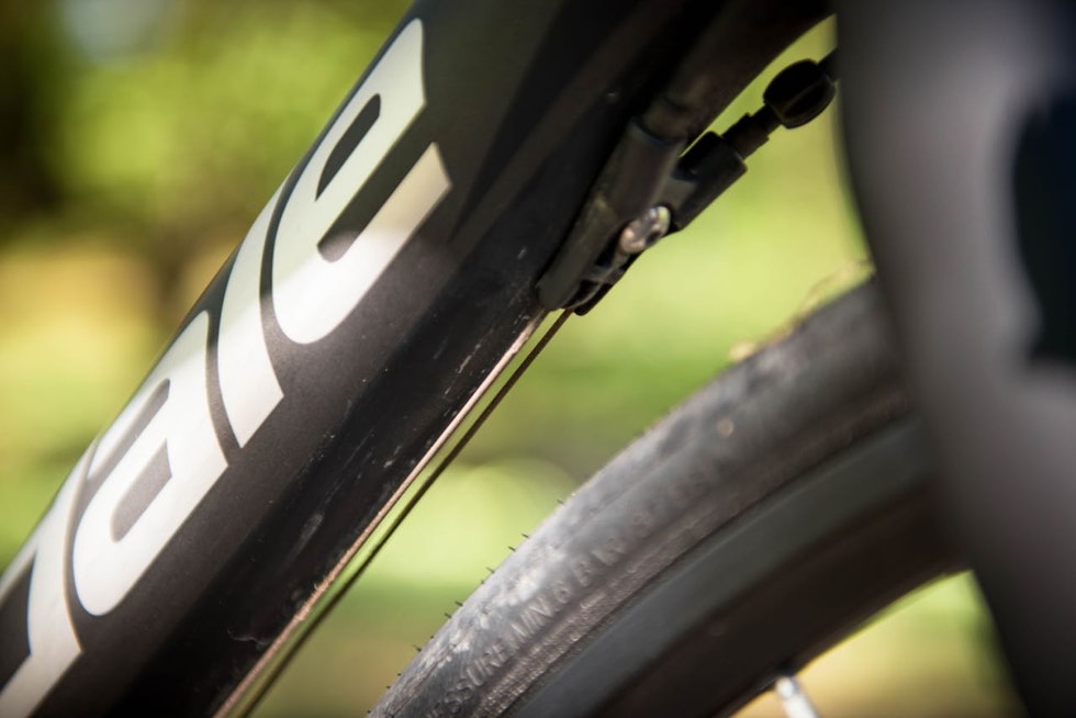BRUKERVENNLIG: Innvendige vaiere ser lekkert ut, men kan være noe herk å fikse på. Cannondale legger vaierne lett tilgjengelig under underrøret. BRUKERVENNLIG: Innvendige vaiere ser lekkert ut, men kan være noe herk å fikse på. Cannondale legger vaierne lett tilgjengelig under underrøret.