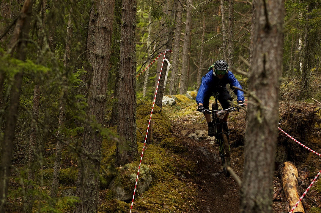 DROPP: Hele rittet ble kjørt uten gjennomkjøring på forhånd, noe som betydde at rytterne måtte ta utfordringene på strak arm, slik som på dette droppet. _KHK4299