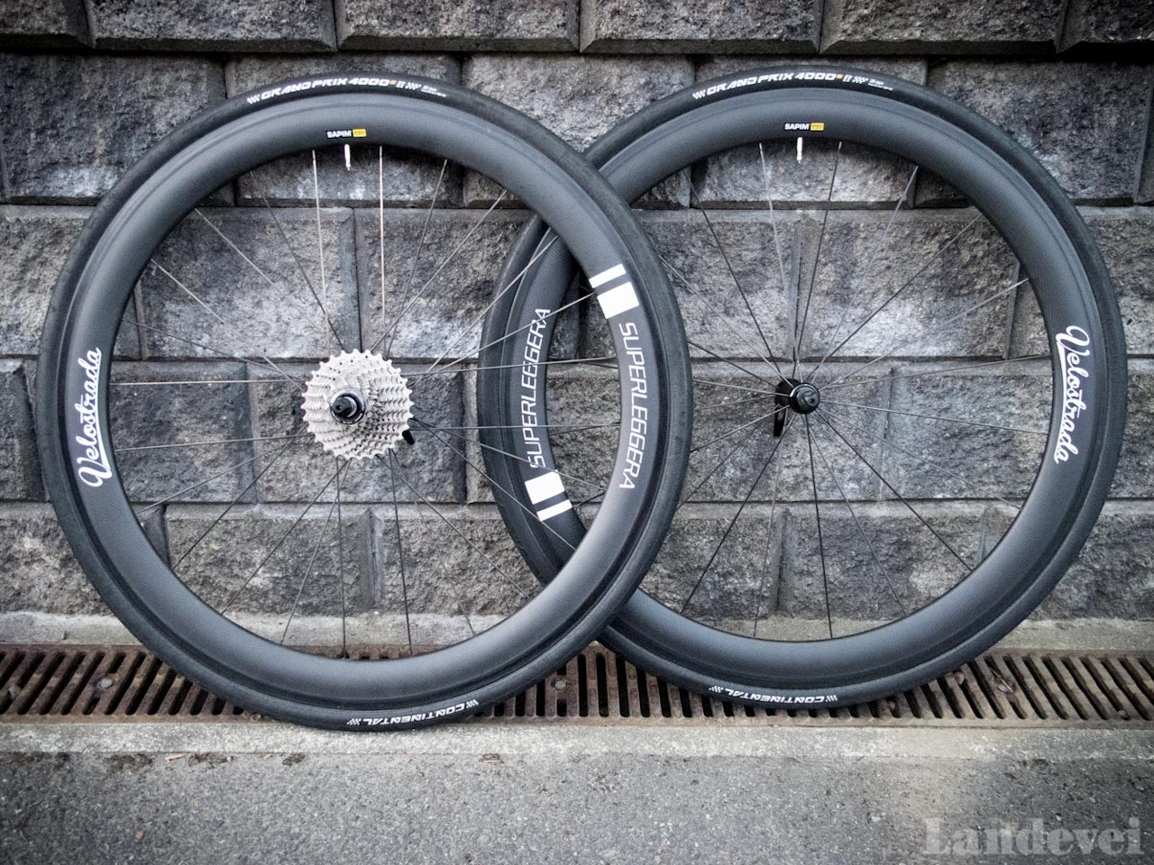 SORTE ORM: Velostradas hjul er karbonsvarte, med hvite reflekslogoer. 