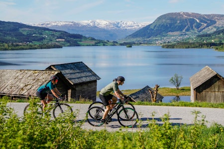 KULTURARV: På sykkelturen fra Voss til Myrkdalen sykler du forbi Nesheimtunet som er på UNESCOs kulturarvliste. Foto: Magnus Roaldset Furset