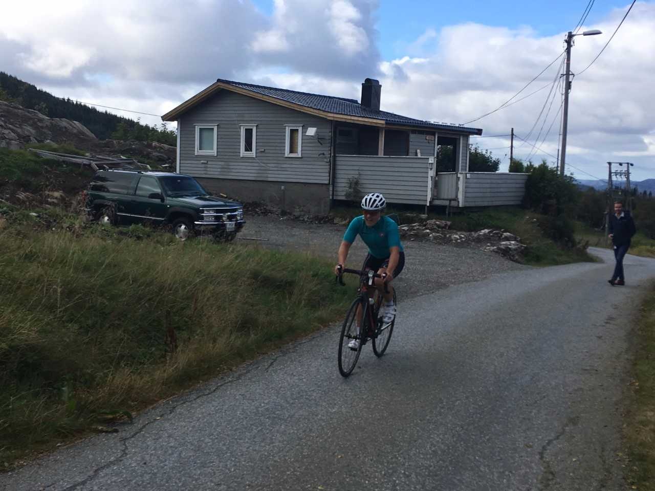 RASK FERSKING: Tross lite erfaring på sykkelsetet har Emma Julie Dyrhovden allerede svært god motbakkekapasitet. Foto: Privat