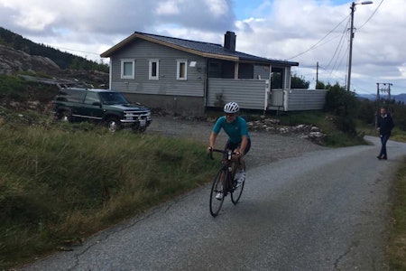 RASK FERSKING: Tross lite erfaring på sykkelsetet har Emma Julie Dyrhovden allerede svært god motbakkekapasitet. Foto: Privat
