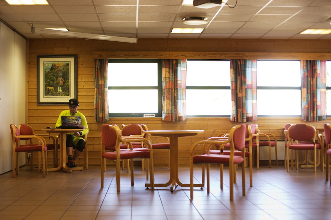 ILDSJEL: Det blir ikke konkurranser uten frivillige og ildsjeler som står på for å lage moro for andre. Knut Lønnqvist gjør en siste innsats med startlistene. _IPP6531