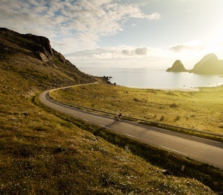 INGEN ANDRE NORDPÅ: I Vesterålen har du fjell og veier som dette, helt alene. Med unntak av solnedgangen, da selvsagt. Foto: Kristoffer Kippernes INGEN ANDRE NORDPÅ: I Vesterålen har du fjell og veier som dette, helt alene. Med unntak av solnedgangen, da selvsagt. Foto: Kristoffer Kippernes