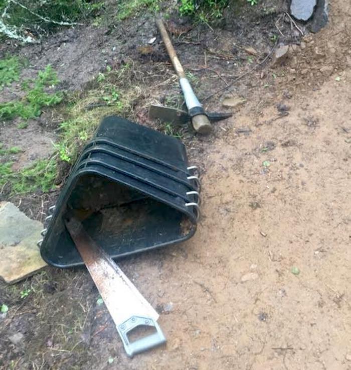 Dette er alt som er igjen av utstyr hos NOTS Tromsø og Omegn etter verktøy- og redskapstyveriet i juni. Foto: NOTS Tromsø og Omegn NOTS Tromsø og omegn - utstyr 700x