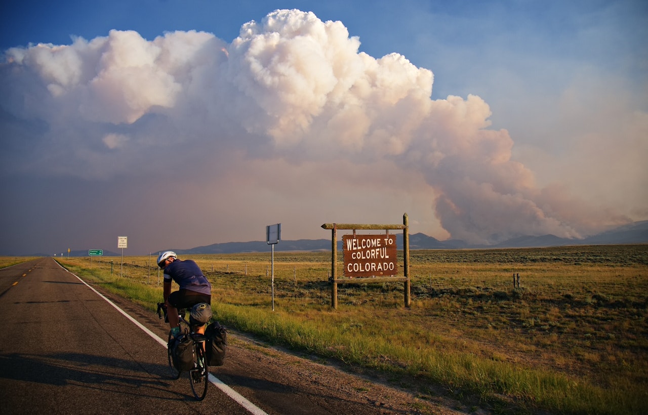 MEKTIG SYN: Det er trist med skogbrann, men samtidig er det vakkert. Foto: Kristoffer Vittersø MEKTIG SYN: Det er trist med skogbrann, men samtidig er det vakkert. Foto: Kristoffer Vittersø