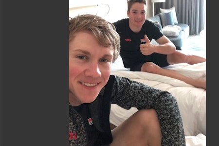HELT SJUKT: Carl Fredrik Hagen og Remy Mertz på hotellrommet i Dhubai. Selfie: Carl Fredrik Hagen.  carl fredrik hagen korona