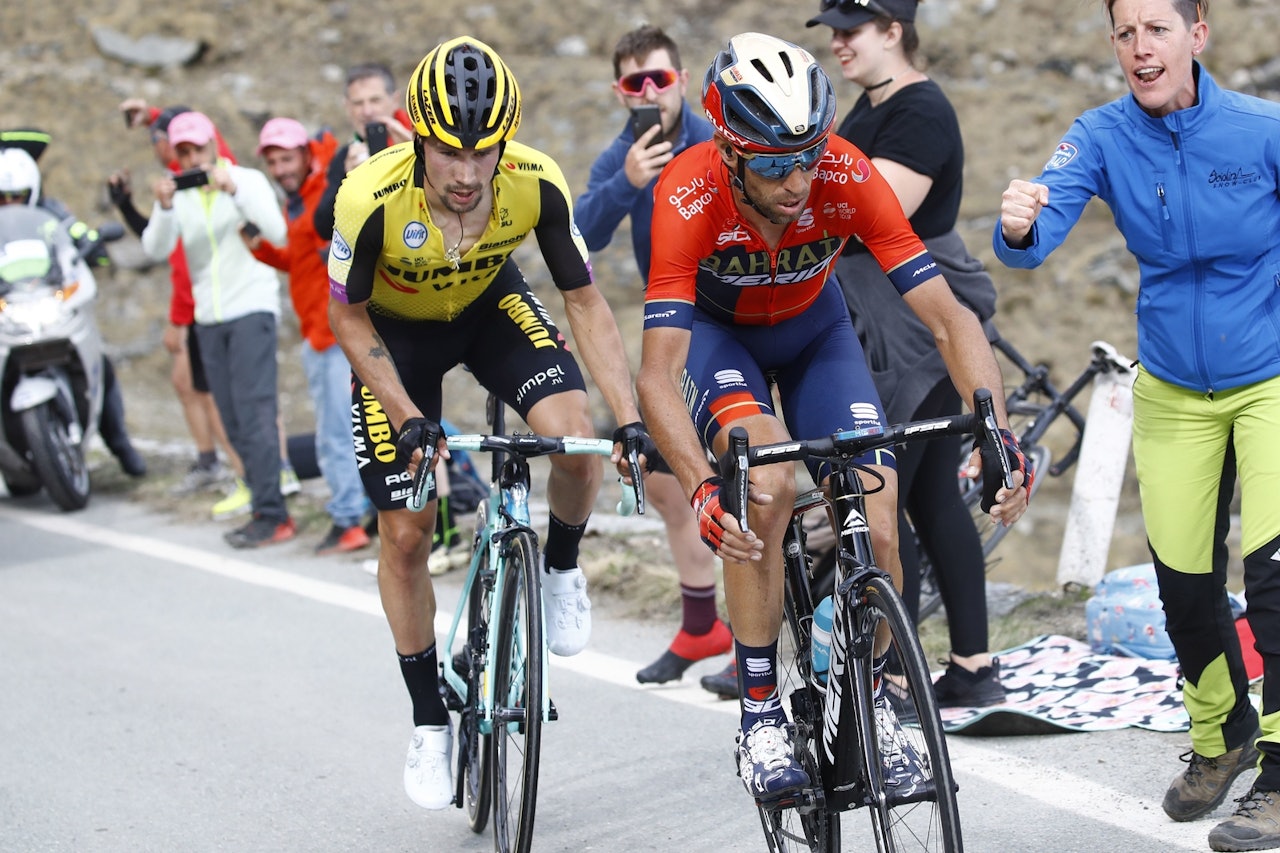 TAKTISK BATALJE: Primoz Roglic nekter å være med å dra, mens en frustrert Vincenzo Nibali ser konkurrentene forsvinne i det fjerne. Foto: Cor Vos.  TAKTISK BATALJE: Primoz Roglic nekter å være med å dra, mens en frustrert Vincenzo Nibali ser konkurrentene forsvinne i det fjerne. Foto: Cor Vos.