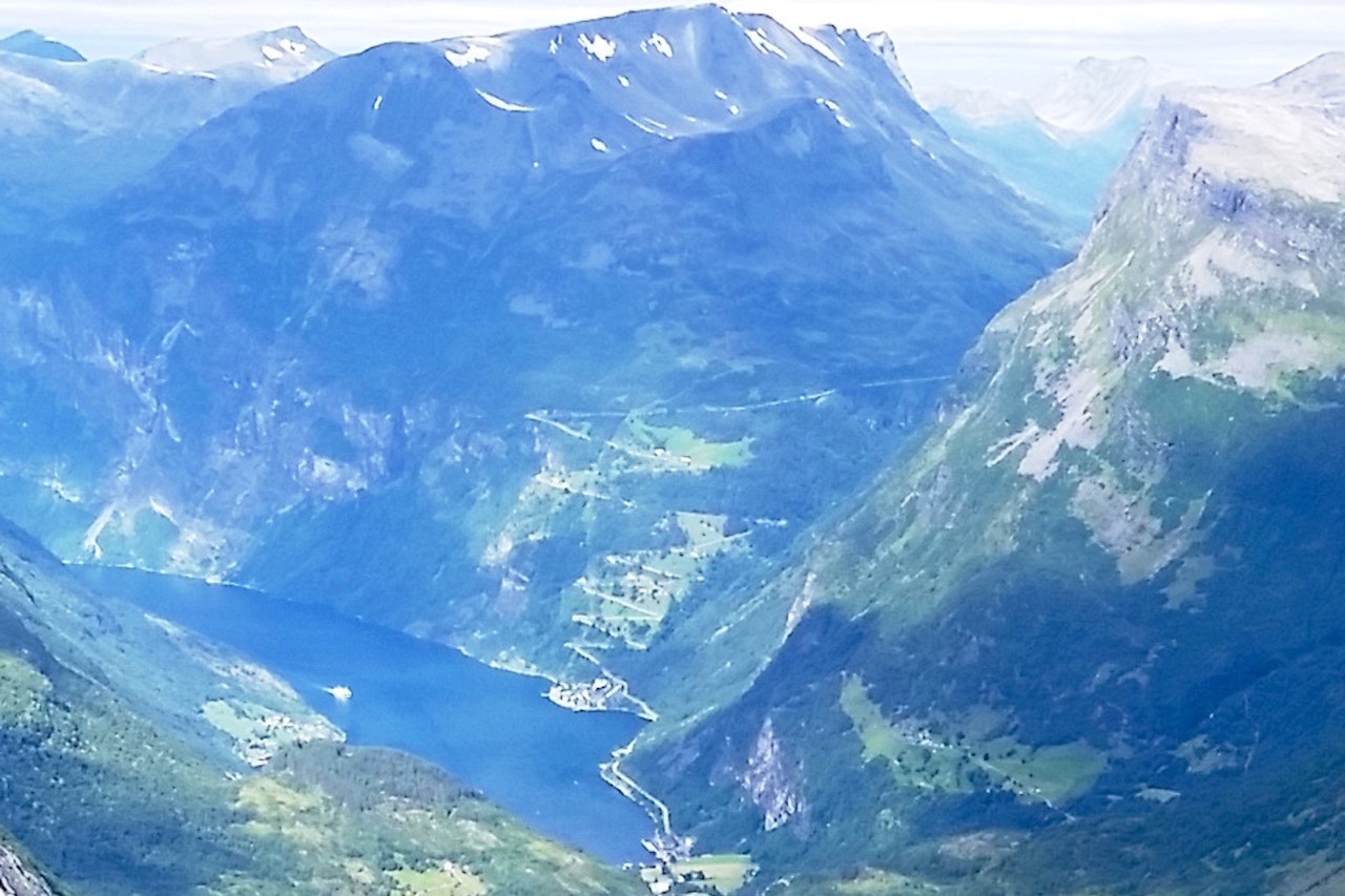 ØRNEVEIEN går 650 meter fra fjord til fjell i Geiranger. Noen tar utfordringen på to hjul andre med apostlenes hester, om enn mot sin vilje. Foto: Kent Murdoch