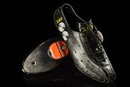 GODT SKODD: Var du kar hadde du lærsko fra italienske Duegi med knyting, tresåle og en spurtkloss som gjorde du satt bom fast.  gamle klikkpedaler