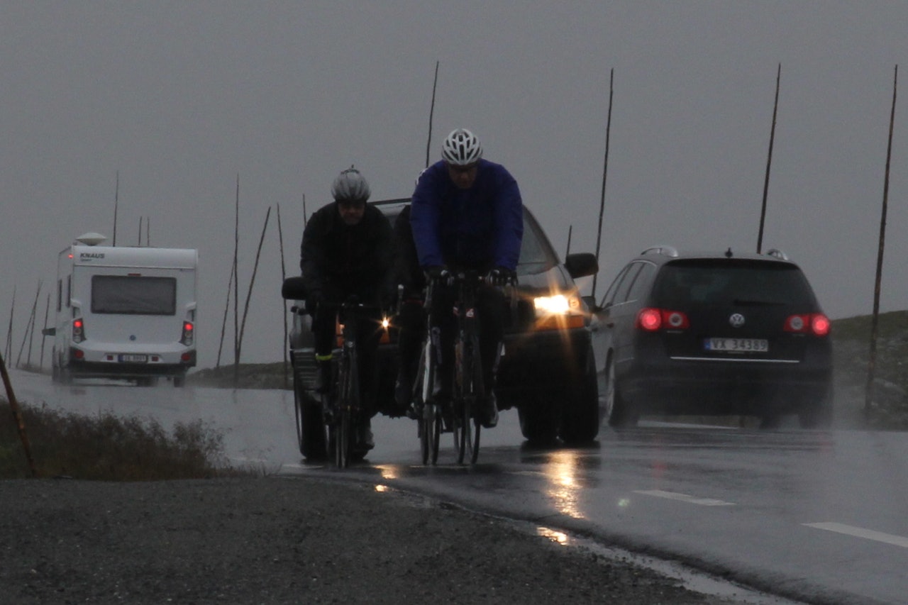 FRISKT: Det var vått fra alle kanter på vei over Valdresflya, og temperatur på rundt 6 pluss på første etappe av Viking Tour 2016. Foto: Ingeborg Scheve FRISKT: Det var vått fra alle kanter på vei over Valdresflya, og temperatur på rundt 6 pluss på første etappe av Viking Tour 2016. Foto: Ingeborg Scheve