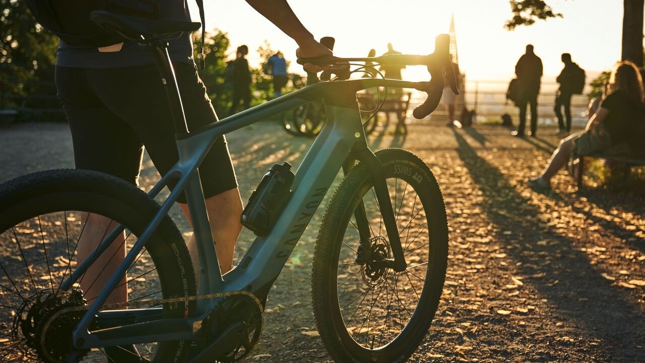 E-GRAVEL: Flere landevei og grusracere leveres med motor. Hva tenker vi om det? Foto: Canyon elektriske grusracere