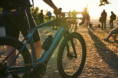E-GRAVEL: Flere landevei og grusracere leveres med motor. Hva tenker vi om det? Foto: Canyon elektriske grusracere