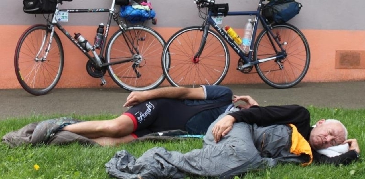 GOD NATT: Paris-Brest-Paris er 1200 kilometer, og mange tar seg en lengre blund underveis. Foto: Paris-Brest-Paris 2023. GOD NATT: Paris-Brest-Paris er 1200 kilometer, og mange tar seg en lengre blund underveis. Foto: Paris-Brest-Paris 2023.