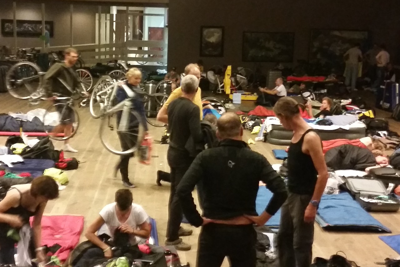 VALHALLA: Det letes heftig etter egnet vinterbekledning for morgendagens etappe i Viking Tour 2016. Vi skriver 5. august. Foto: Kent Murdoch VALHALLA: Det letes heftig etter egnet vinterbekledning for morgendagens etappe i Viking Tour 2016. Vi skriver 5. august. Foto: Kent Murdoch