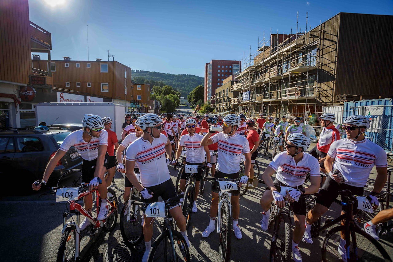 FØRSTE ETAPPE: Team Hegra-Massimo leder an et spent felt før rittets første etappe. FOTO: Johan Kvernes FØRSTE ETAPPE: Team Hegra-Massimo leder an et spent felt før rittets første etappe. FOTO: Johan Kvernes