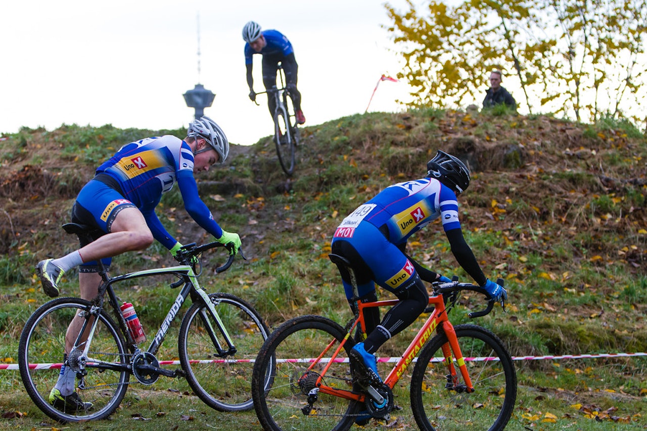 TETT DUELL: Erik Nordsæter Resell, Erik Saeter og Henrik H. Kippernes pushet hverandre hele veien. Foto: Per Bjarne Løvsletten.  TETT DUELL: Erik Nordsæter Resell, Erik Saeter og Henrik H. Kippernes pushet hverandre hele veien. Foto: Per Bjarne Løvsletten.