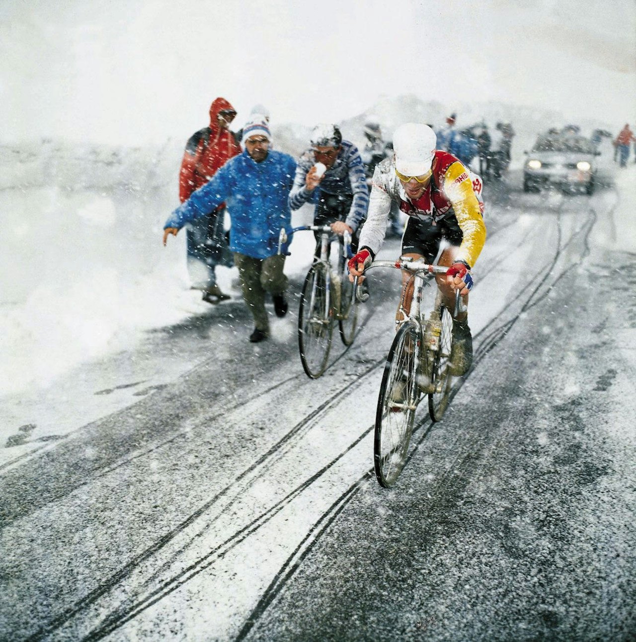 LEGENDARISK: Andy Hampsten på vei over Gavia i 1988. Foto: Cor Vos