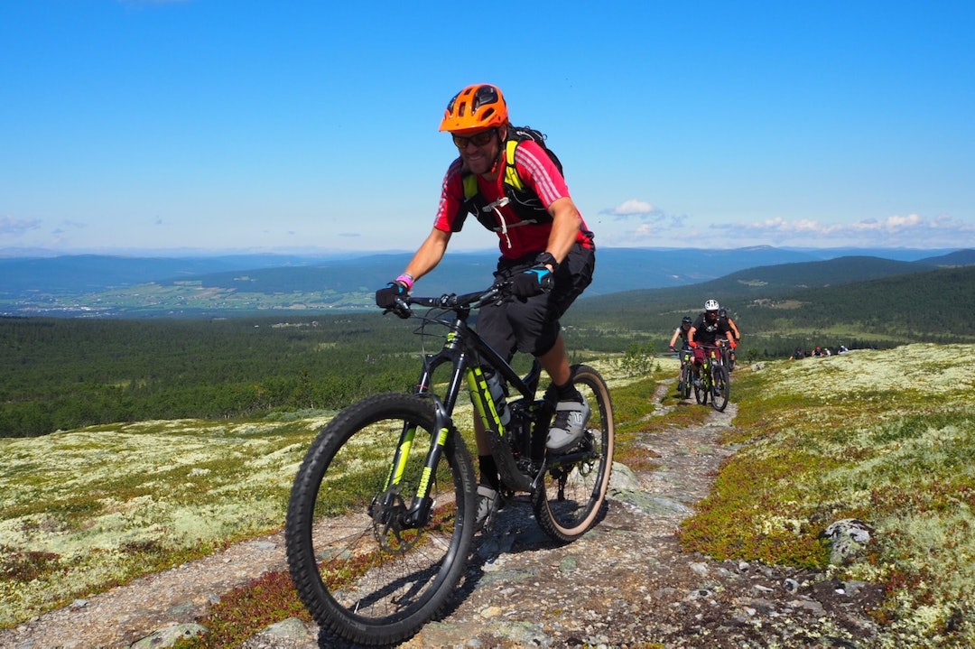 Ole Martin Rekdal i fint driv mot Lauvåskletten. Bildet gir ikke et rettferdig inntrykk av stigningsprosenten! Foto: Urørt ski- og sykkeleventyr Ole Martin Rekdal mot Lauvåskletten - Foto Urørt Ski- og sykkeleventyr 1400x933