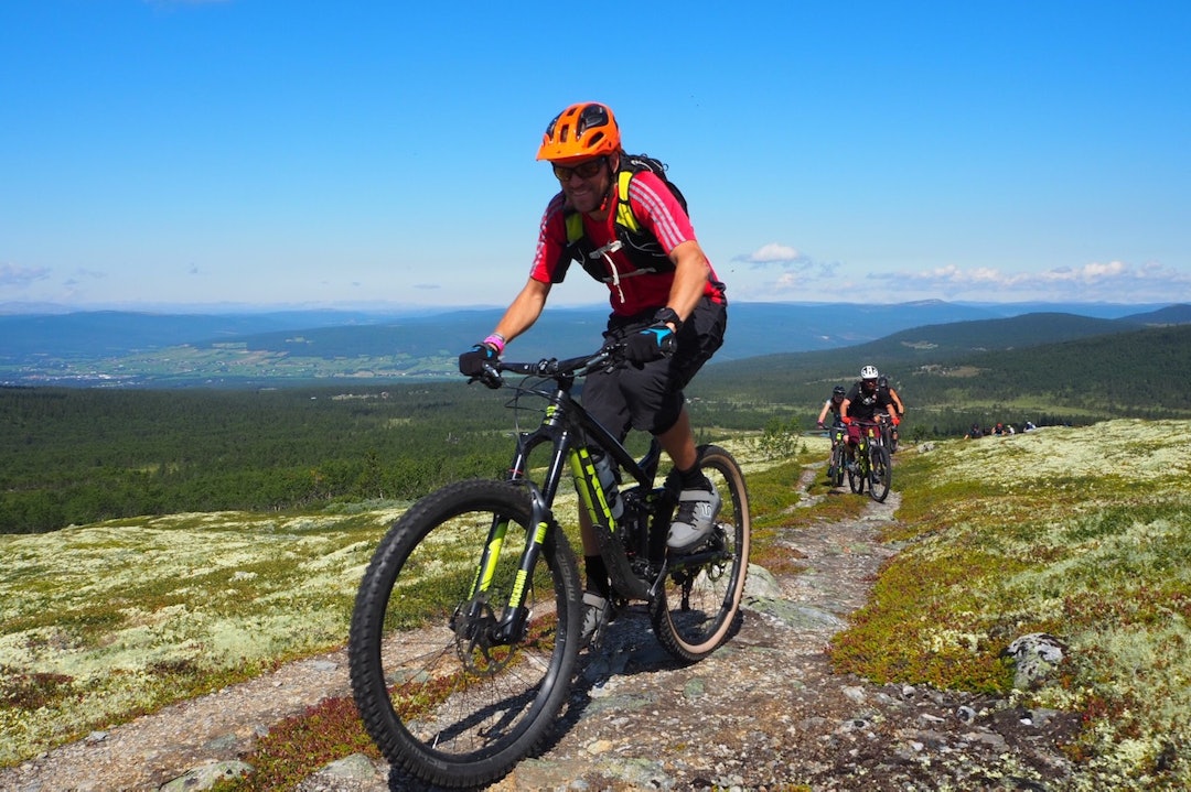 Ole Martin Rekdal mot Lauvåskletten - Foto Urørt Ski- og sykkeleventyr 1400x933