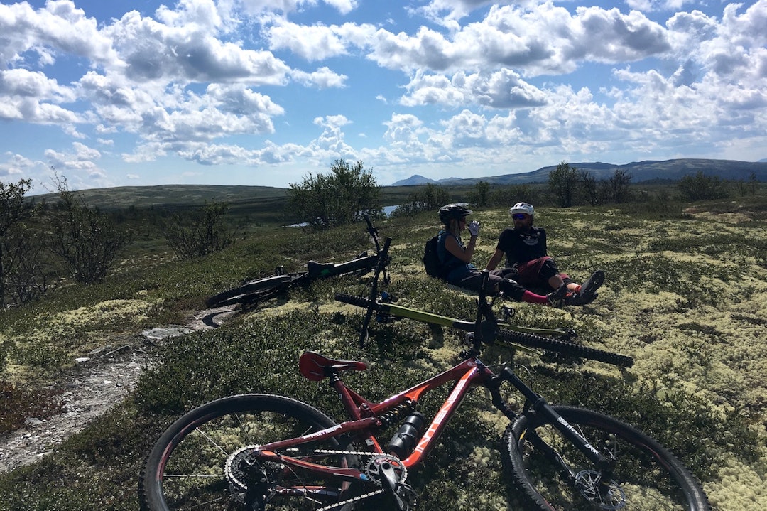 Solfrid Ekra og Jon Solhaug underveis mot Bratthøa. Foto: Ingeborg Scheve stitur pause Solfrid Ekra - Jon Solhaug Scheve 1400x933