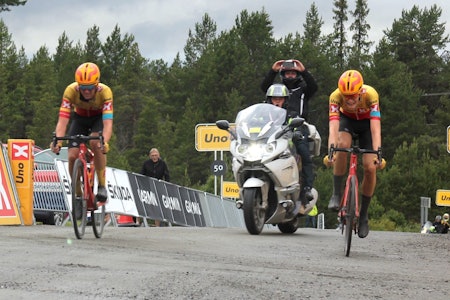 THRILLER: Idar Andersen (til venstre) spurtslo Markus Hoelgaard på den første fellesstarten etter koronapausen. Foto: Ingeborg Scheve Idar Andersen spurtslo Markus Hoelgaard på Tour de Fjells 2020