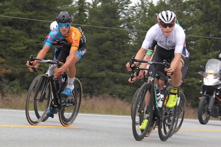 OVERRUMPLET: Danske Tobias Lundandresen (til venstre) spurtslo Per Strand Hagenes (til høyre) etter at han tok igjen tremannsbruddet like før må på andre etappe i Tour te Fjells. Foto: Ingeborg Scheve Tobias Lundandresen og Per Strand Hagenes i Tour te Fjells 2020