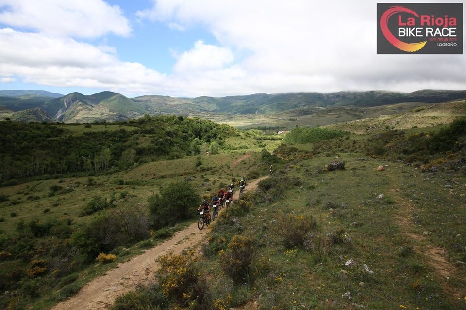 KJØR FRA START: Helt frem til den første bakken roer jaget noe gjelder det å være skjerpet. Dagens første klatring byr på spektakulære omgivelser, hvis man løfter blikket. Alle foto: Sportograf/Arrangøren KJØR FRA START: Helt frem til den første bakken roer jaget noe gjelder det å være skjerpet. Dagens første klatring byr på spektakulære omgivelser, hvis man løfter blikket. Alle foto: Sportograf/Arrangøren