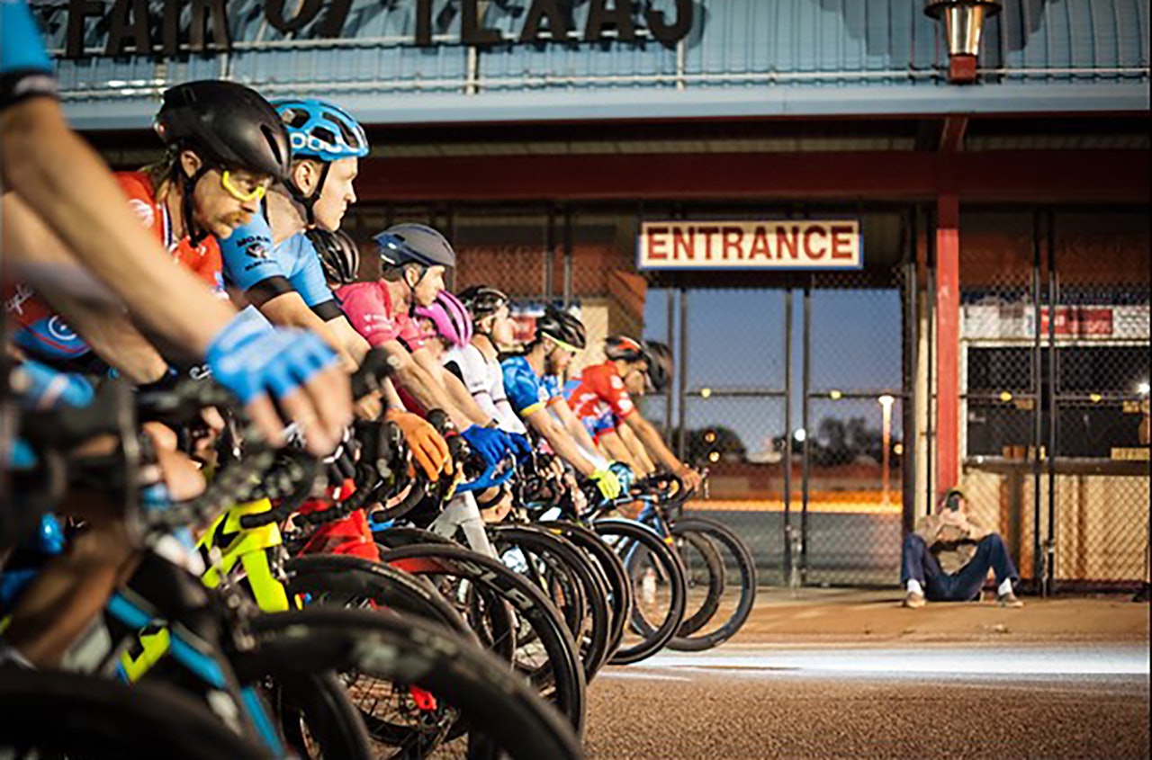 USA-FAVORITTEN: Deltakerne står klare til start før Fair Park Night Crit. Foto: Andrew Bailey USA-FAVORITTEN: Deltakerne står klare til start før Fair Park Night Crit. Foto: Andrew Bailey