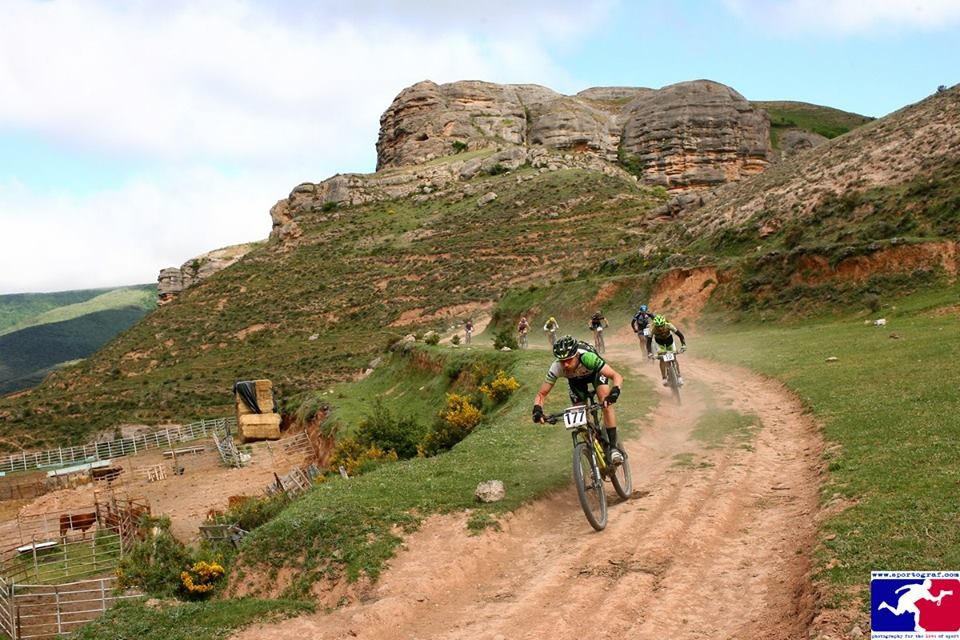 HØY FART: Det går bratt i alle retninger i La Rioja Bike Race.