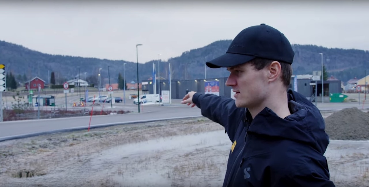 TILBAKE PÅ ULYKKESSTEDET: Syver Wærsted Westgaard ved stedet han ble kastet titalls meter gjennom luften. Skjermdump, Det neste steget. TILBAKE PÅ ULYKKESSTEDET: Syver Wærsted Westgaard ved stedet han ble kastet titalls meter gjennom luften. Skjermdump, Det neste steget.
