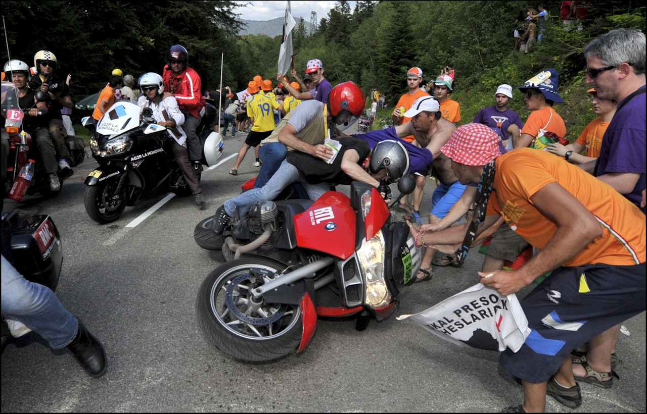 SKANDALE: En motorsykkel stoppet opp foran favorittgruppen, og sørget for at Richie Porte og Chris Froome kræsjet. Arkivfoto: Cor Vos. SKANDALE: En motorsykkel stoppet opp foran favorittgruppen, og sørget for at Richie Porte og Chris Froome kræsjet. Arkivfoto: Cor Vos.