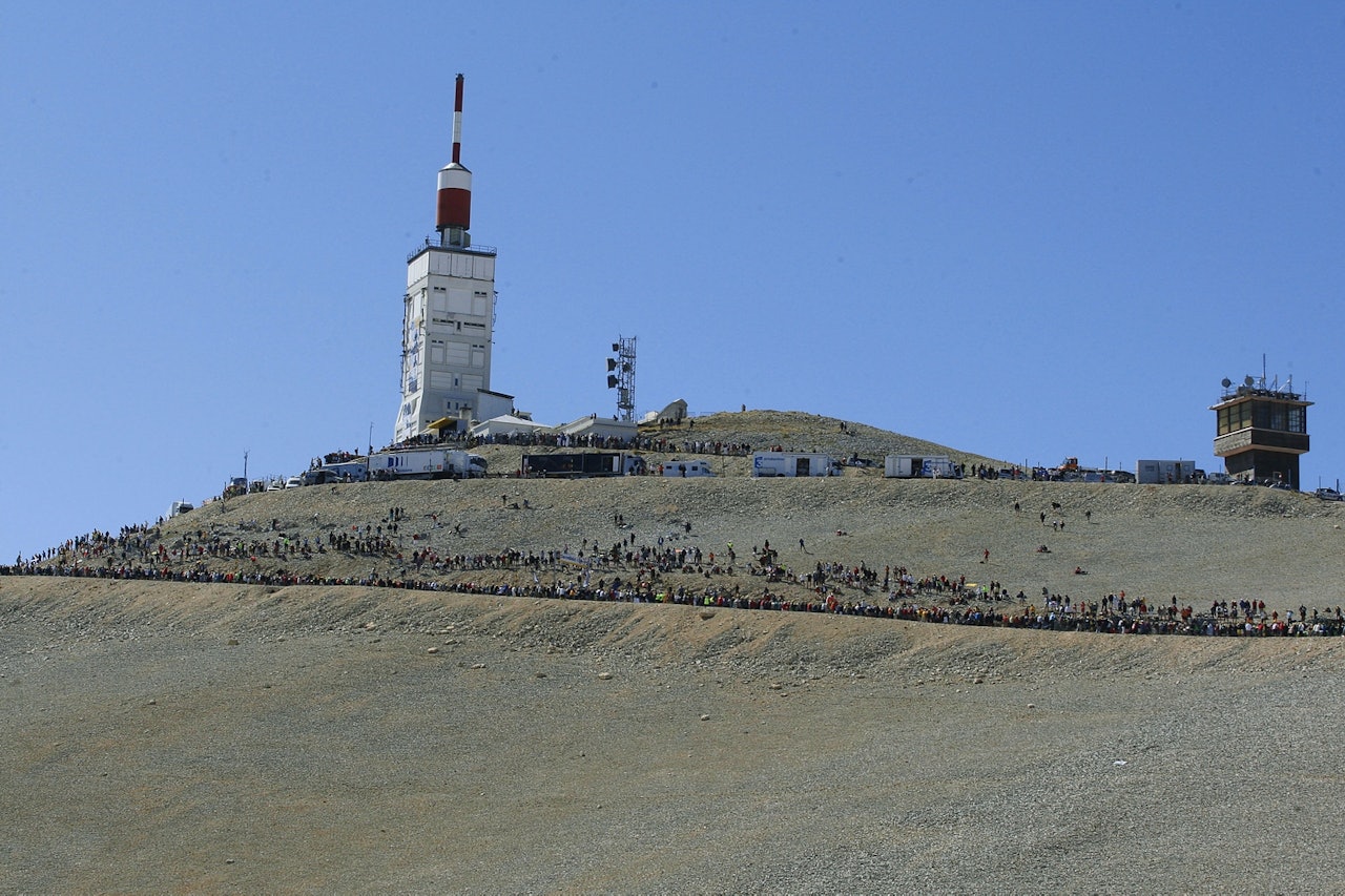 VIND: Målgang på dagens etappe har blitt flyttet nedover fjellsiden grunnet sterk vind. Foto: Cor Vos. VIND: Målgang på dagens etappe har blitt flyttet nedover fjellsiden grunnet sterk vind. Foto: Cor Vos.