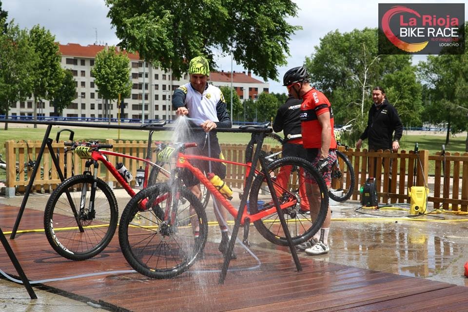 UTSTYRET I ORDEN: Arrangøren har gode vaskemuligheter og mulighet for kjøp av gode mekanikertjenester. En robust sykkel med solide dekk er uansett å anbefale. UTSTYRET I ORDEN: Arrangøren har gode vaskemuligheter og mulighet for kjøp av gode mekanikertjenester. En robust sykkel med solide dekk er uansett å anbefale.