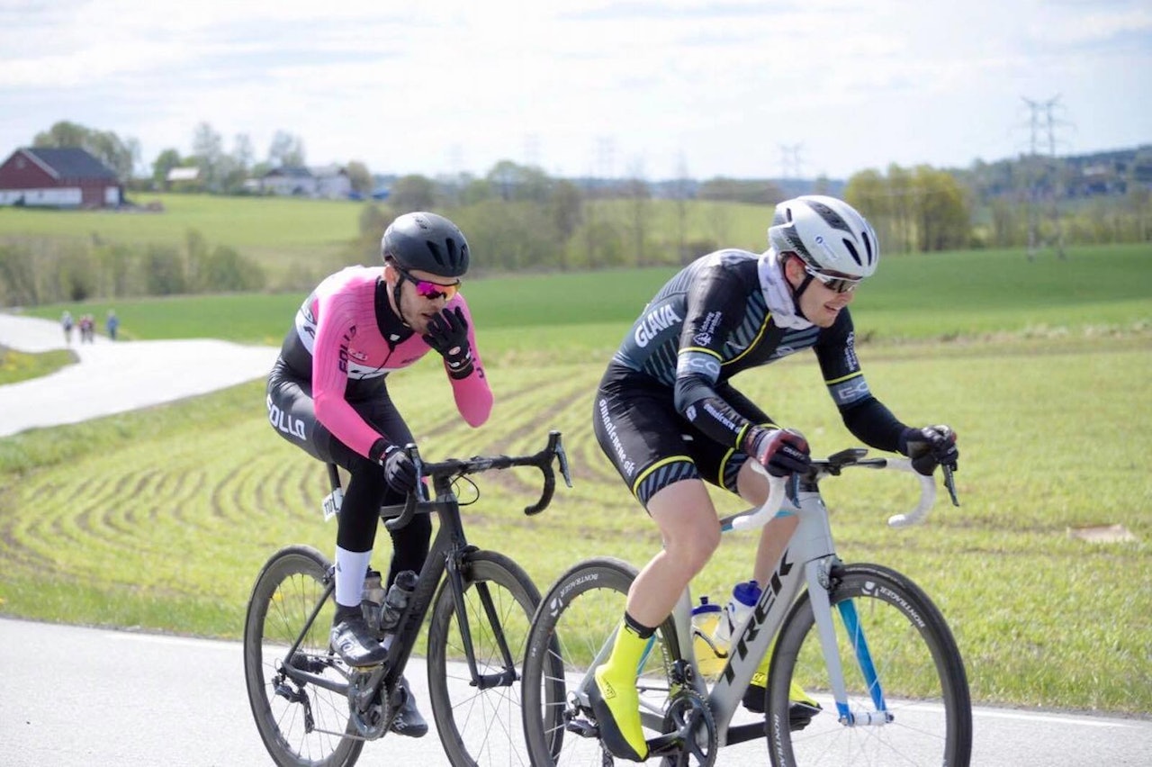 SPURTOPPGJØR: Andreas Holmen Minge spurtslo rivalen Johan Noraker Nossen på målstreken og sikret seg sin tredje strake seier i Follorittet. Foto: Privat SPURTOPPGJØR: Andreas Holmen Minge spurtslo rivalen Johan Noraker Nossen på målstreken og sikret seg sin tredje strake seier i Follorittet. Foto: Privat
