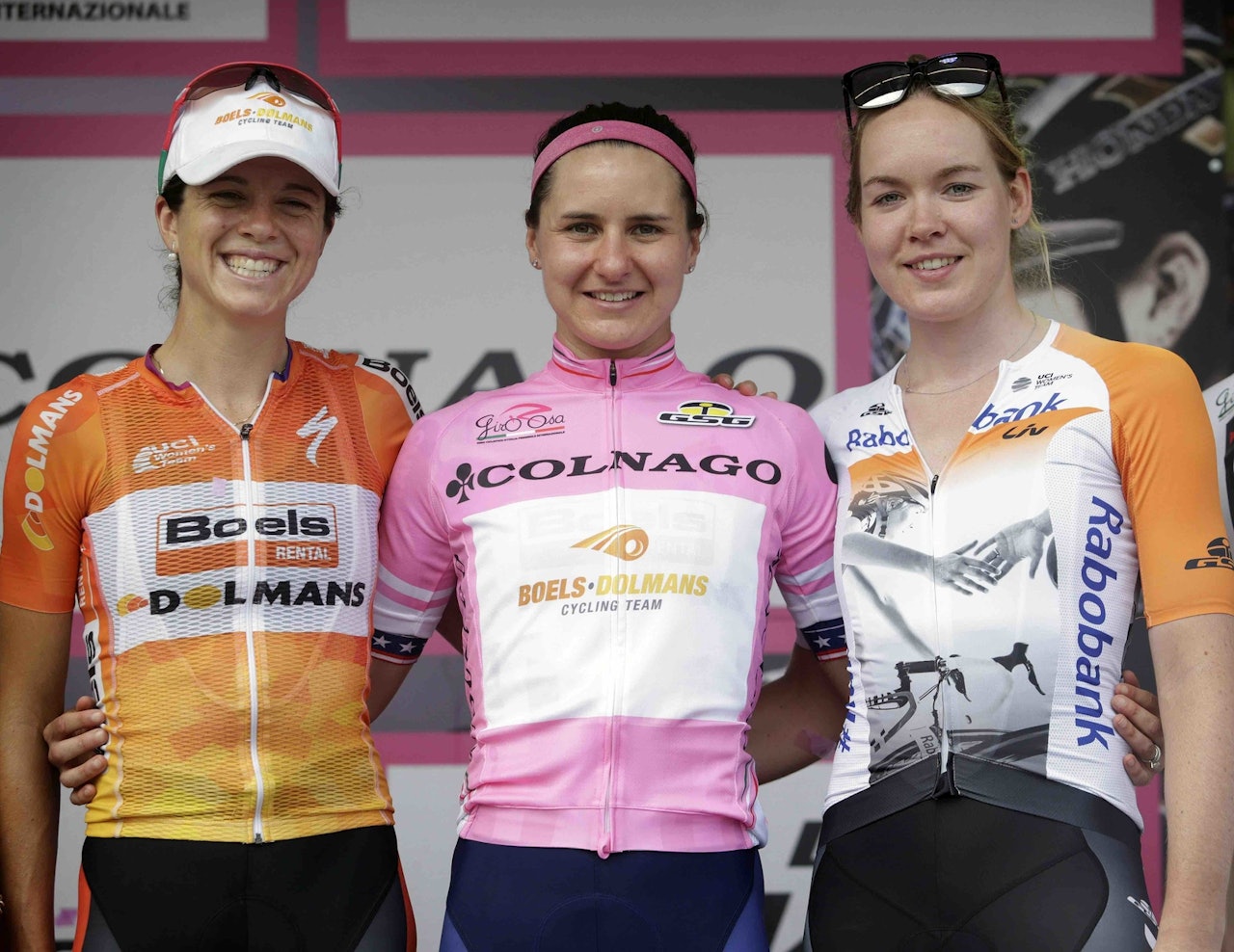 VINNERTRIO: Seierspallen i Giro Rosa med sammenlagtvinner Megan Guarnier i midten FOTO: Cor Vos VINNERTRIO: Seierspallen i Giro Rosa med sammenlagtvinner Megan Guarnier i midten FOTO: Cor Vos