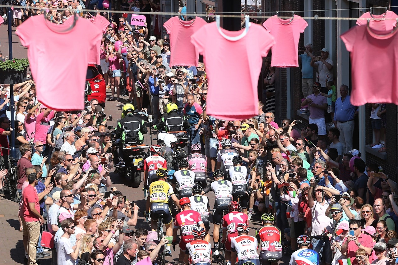 ROSA ROSA ROSA: Ingen tvil om hva som er fargen når Giro d´Italia er på besøk i byen. Foto: Cor Vos. 