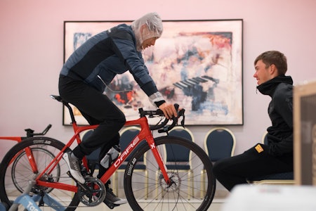 HEIT: Torstein Træen på Uno-X iført varme klær under samling i Cambrils, Spania. Foto: Henrik Alpers. HEIT: Torstein Træen på Uno-X iført varme klær under samling i Cambrils, Spania. Foto: Henrik Alpers.