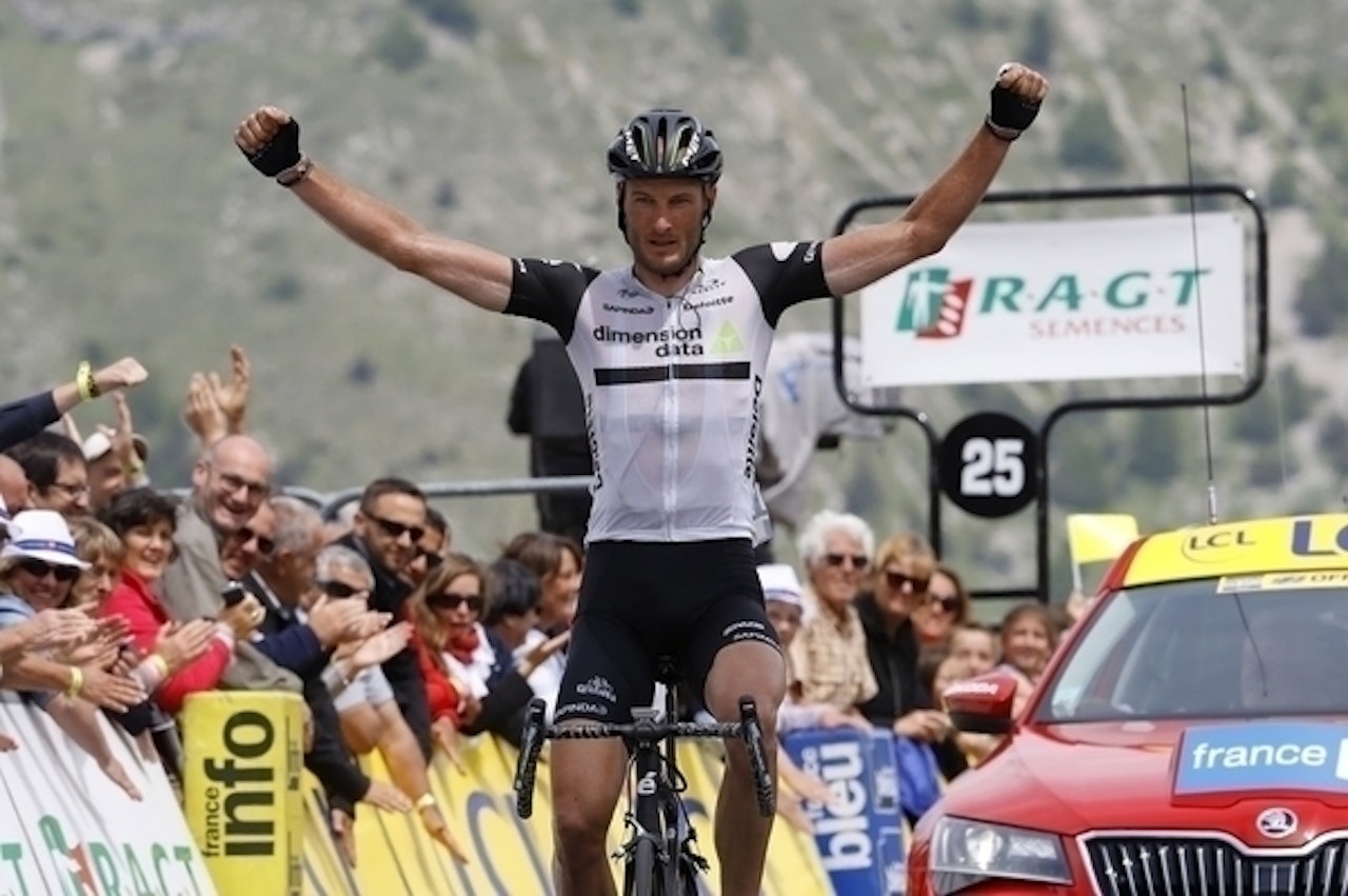 FØRSTEMANN: Steven Cummings var i brudd og holdt unna i siste stigning. Foto: Cor Vos. FØRSTEMANN: Steven Cummings var i brudd og holdt unna i siste stigning. Foto: Cor Vos.