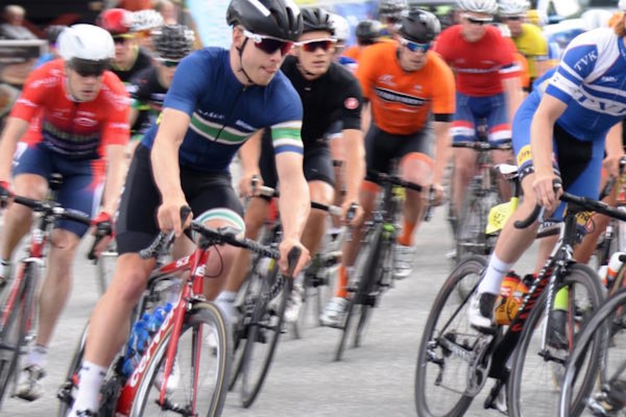 KJAPT ut fra start i menn senior, som startet eb halvtime før resten av feltet for å få tid til ytterligere kilometer, høydemeter og grus. Foto: Kent Murdoch KJAPT ut fra start i menn senior, som startet eb halvtime før resten av feltet for å få tid til ytterligere kilometer, høydemeter og grus. Foto: Kent Murdoch