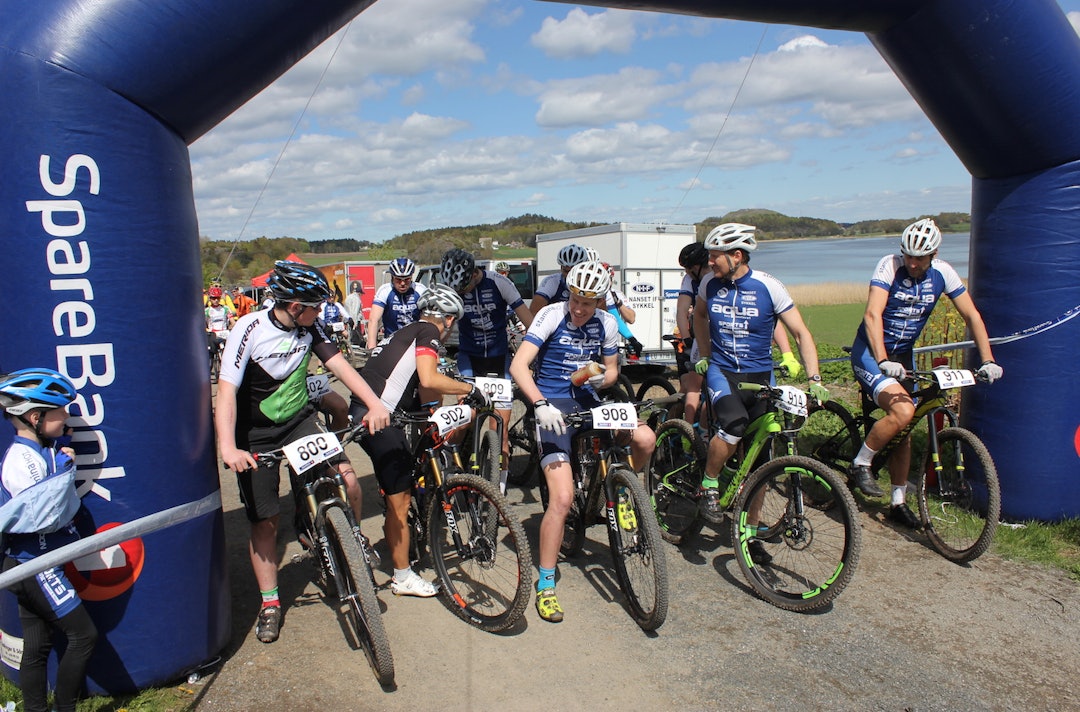 Det var plass til de voksne også, men de ble lempet i en pulje for 20+, og fikk vente til slutt. Stemningen i feltet var det imidlertid ikke noe i vegen med. Sparebank1 T Cup - adults - Foto Nanset IF