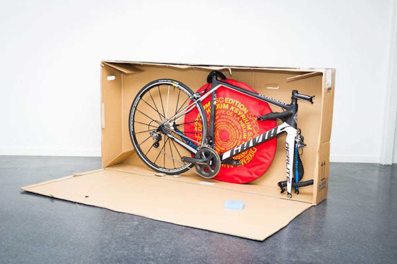 FORNYBAR: En pappeske er et billig og miljøvennlig alternativ når det kommer til transport av sykler. Foto: Henrik Alpers.