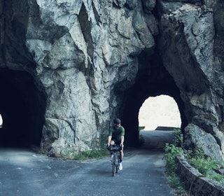 DOBBEL: Gamlevegen forbi Eidfjordvatnet byr på voldsomme fjell og gammel, norsk tunnelkunst. DOBBEL: Gamlevegen forbi Eidfjordvatnet byr på voldsomme fjell og gammel, norsk tunnelkunst.
