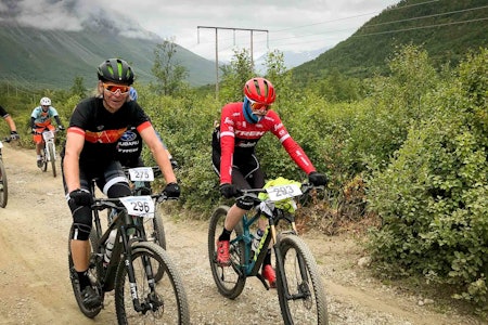 SJELDEN MULIGHET: Dette er ett av to bilder vi har sett av Robert Foss i vår tid i Landevei. Nå takker den ukjente Trek-importøren av etter 27 år. Her er Robert Foss til venstre og (terreng)sykkellegenden Gary Fisher til høyre.  Robert Foss og Gary Fisher