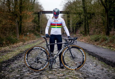 GAMMEL BROSTEIN - NY SYKKEL: Specialized Roubaix anno 2019, presentert av Anna van der Breggen. 