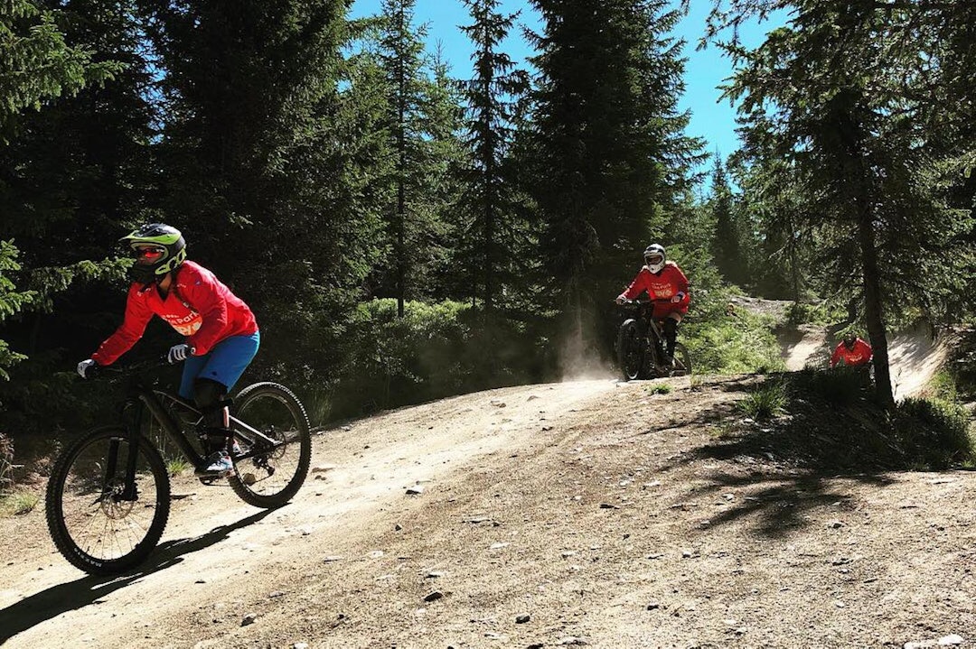 Hafjell har godt tilrettelagte løyper for syklister på alle nivåer. Foto: Linn Cecilie Mæhlum Hafjell jentecamp 2018 riders - Linn Cecilie Mæhlum 1400x933