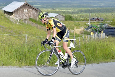 ENSOMT: Line Foss var en av to damer i eliteklassen under Tour de Hallingdal i fjor. I år blir det kanskje bare en. Foto: Børge Jensen