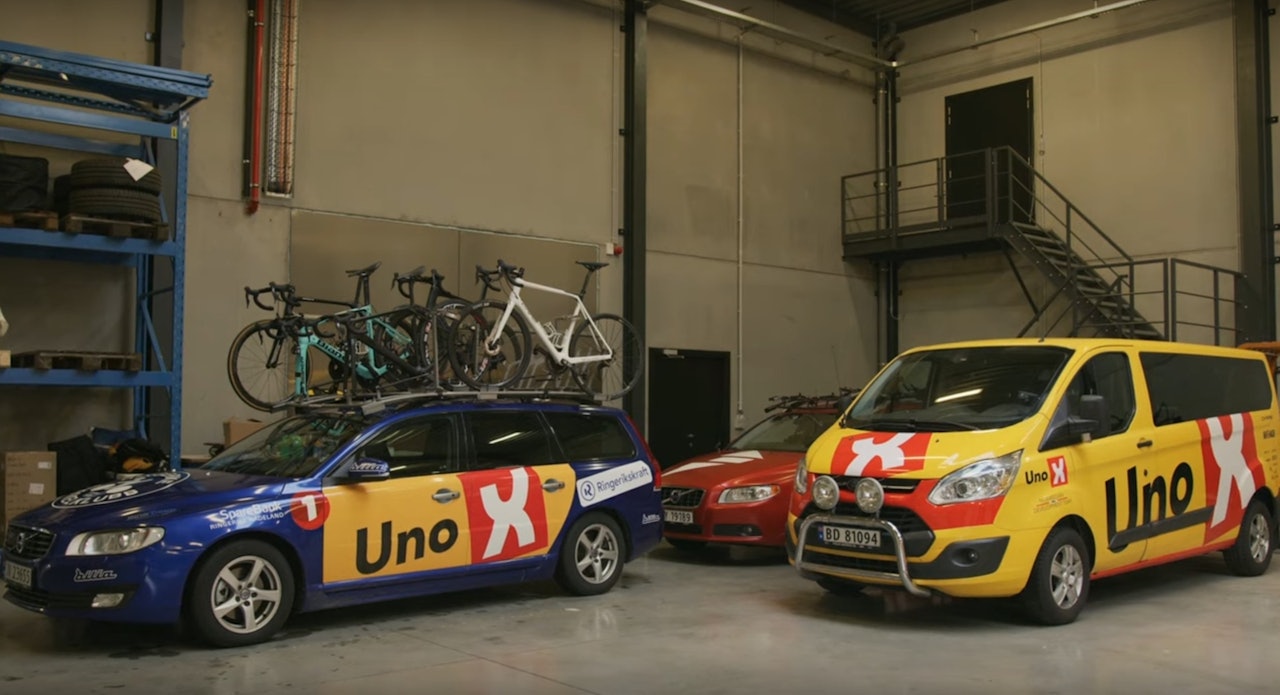 FLÅTESTYRING: Fra sentrallageret i Belgia blir Uno-X' biler og sykler sendt ut til ritt over hele verden. Skjermdump, Youtube, Det neste steget.  Uno-x lager i belgia tommy josefsen