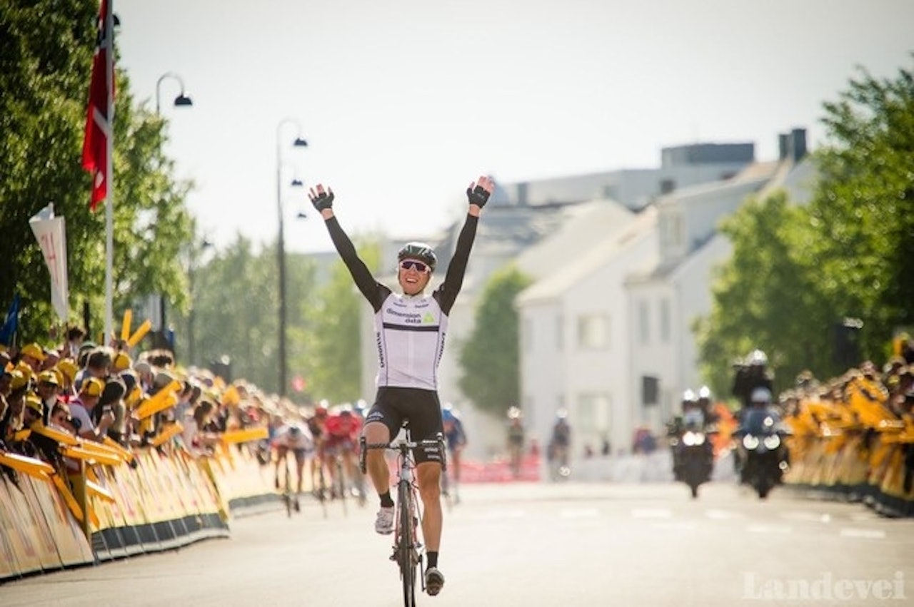 ÅRETS NORGESMESTER: Edvald Boasson Hagen får et nytt år i mestertrøyen etter gårsdagens oppvisning i Bodø. Foto: Henrik Alpers. ÅRETS NORGESMESTER: Edvald Boasson Hagen får et nytt år i mestertrøyen etter gårsdagens oppvisning i Bodø. Foto: Henrik Alpers.